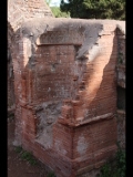 00100 ostia - necropoli della via ostiense (porta romana necropolis) - b12 - colombari gemelli - re - aedicula - gesehen von der via dei sepolcri.jpg